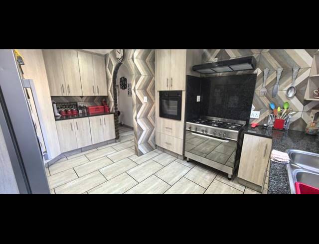 4 BEDROOM HOUSE FOR SALE IN WITPOORTJIE